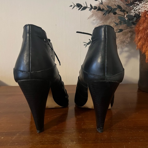 BCBGeneration black leather cutout heels - Picture 2 of 5